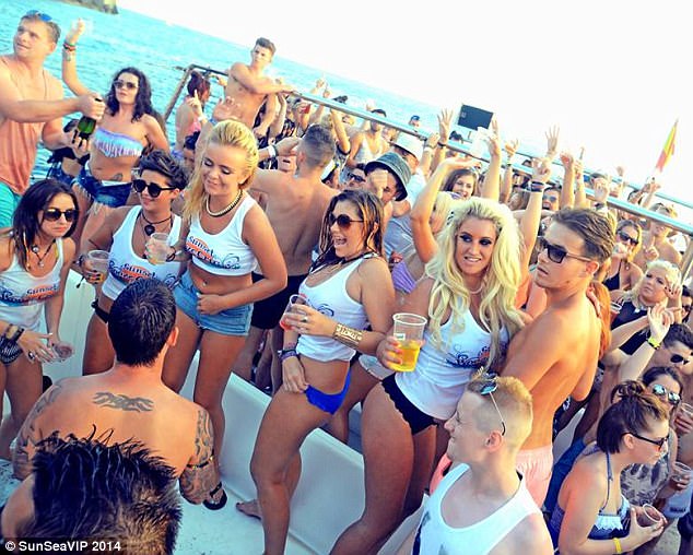 туристи -Magaluf_Council_are_reported_