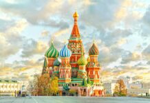 Загадъчният многоцветен храм „Свети Василий Блажени“ в Москва
