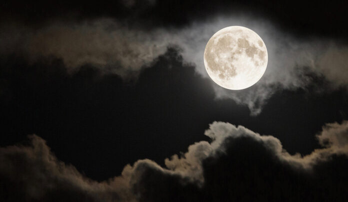 Full moon in the summertime