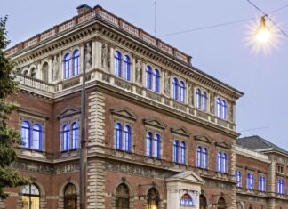 Ценна огърлица с 673 диаманта е открадната от музей във Виена